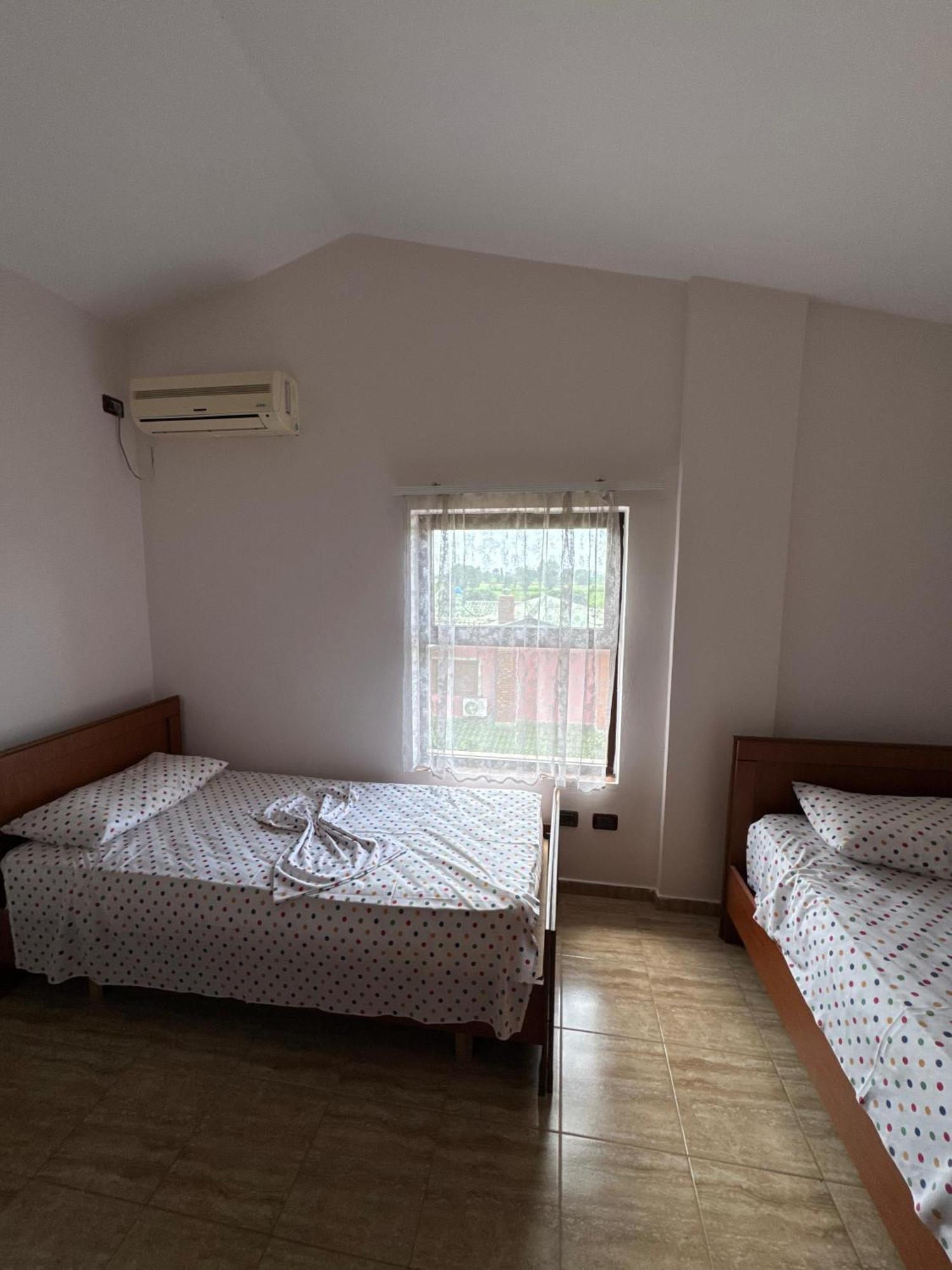 E Kuqe Hotel Tale