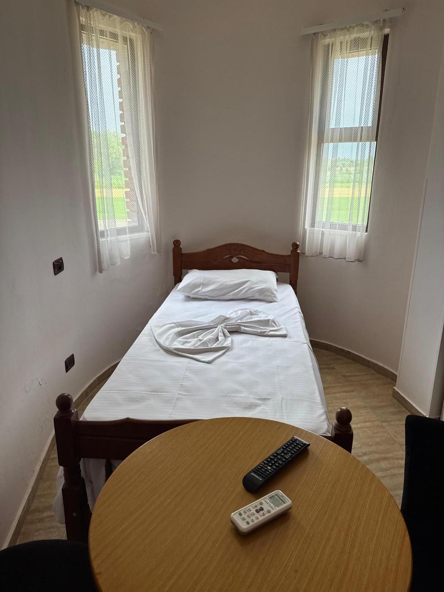 E Kuqe Hotel