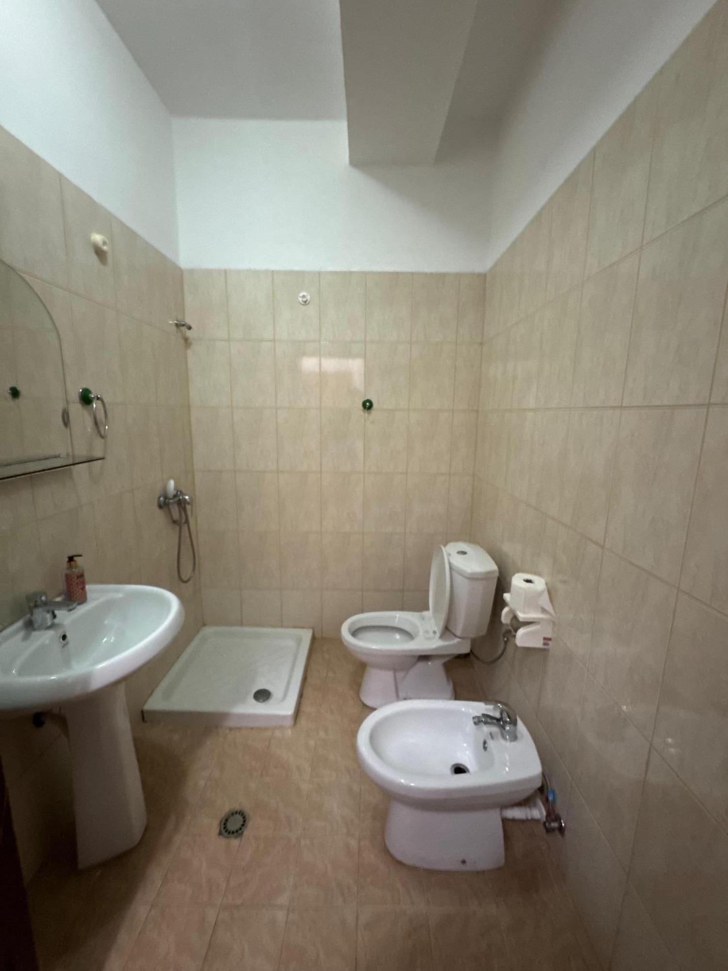 E Kuqe Hotel 3*