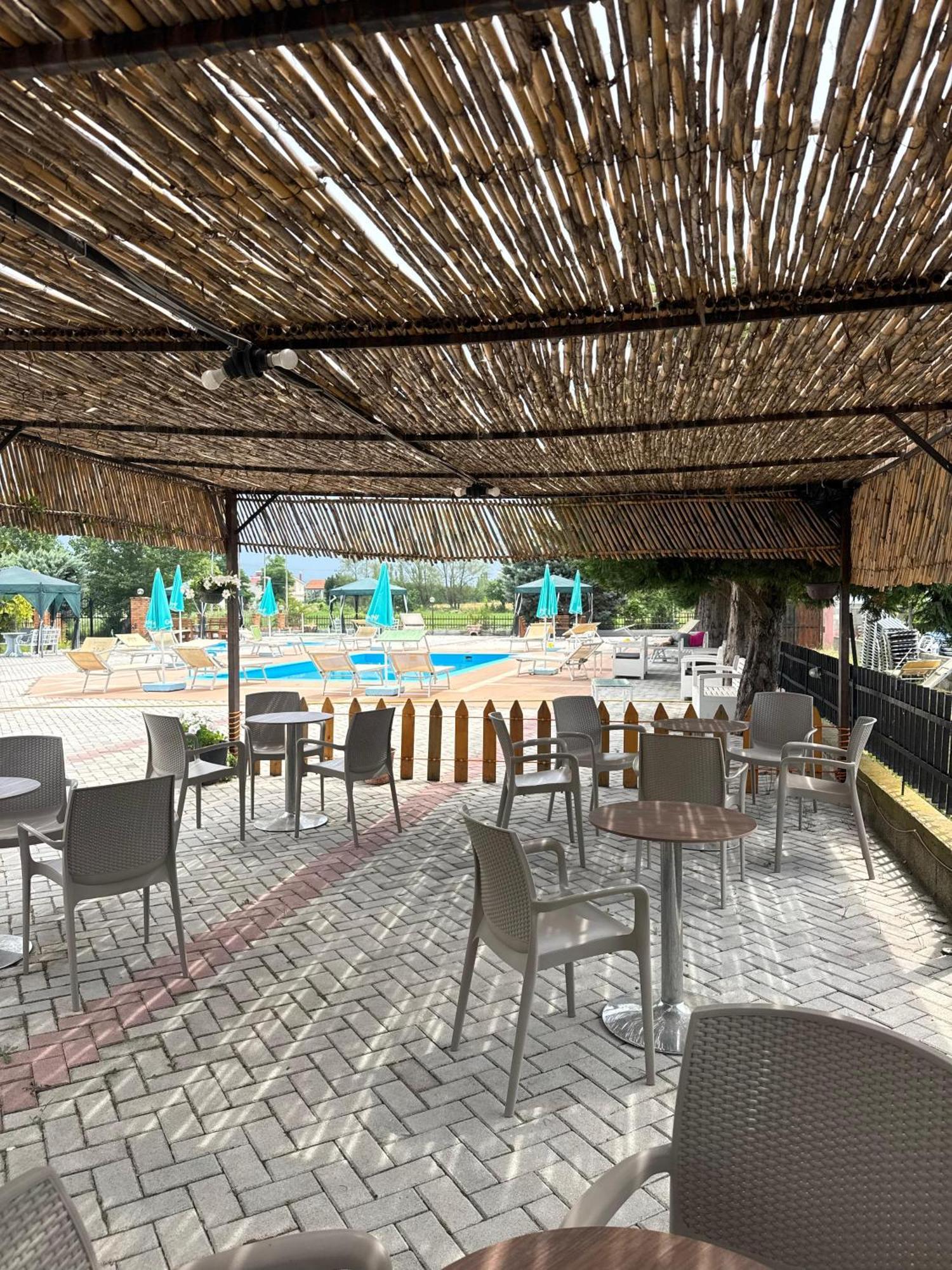 E Kuqe Hotel Tale