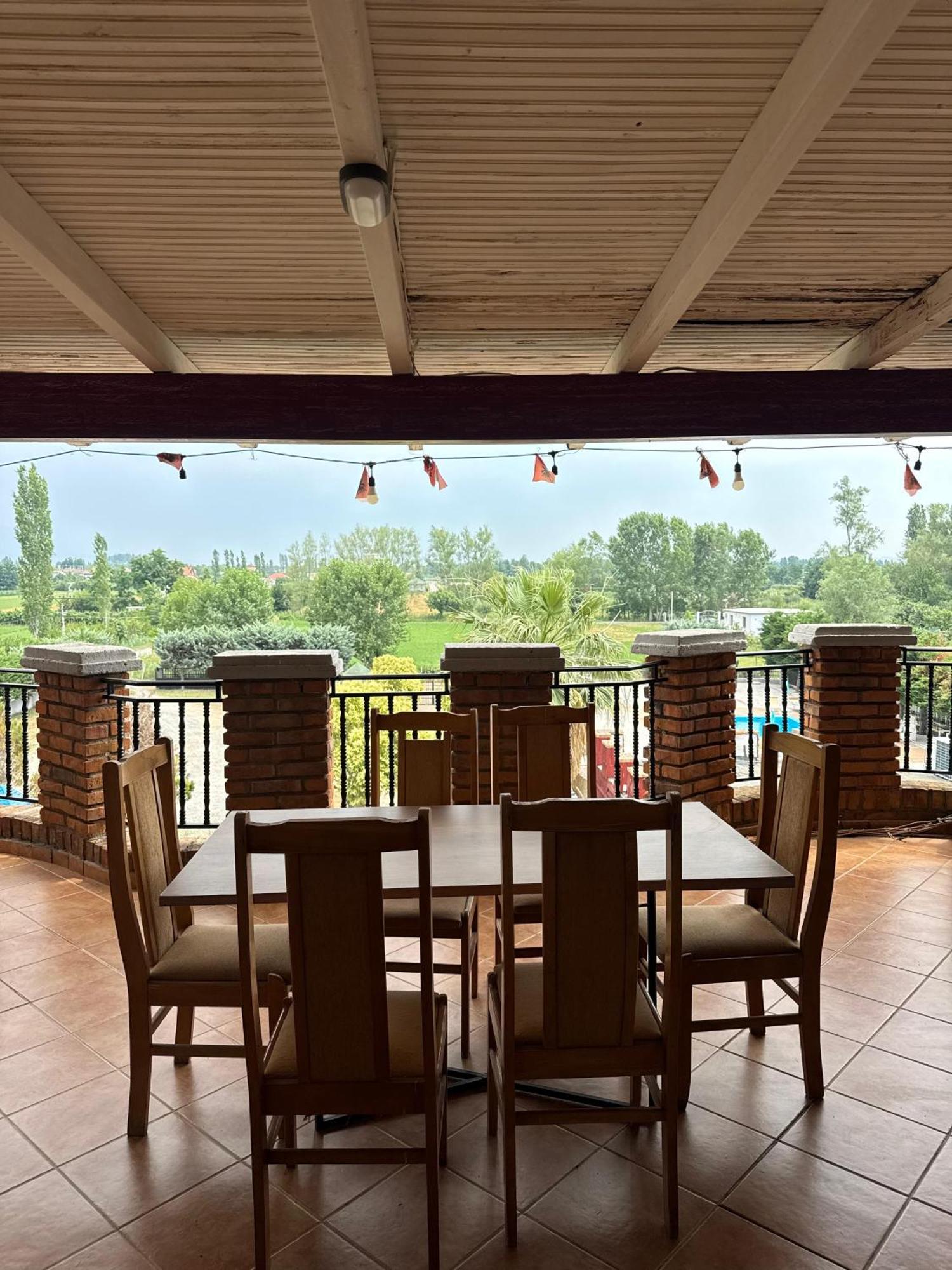 E Kuqe Hotel