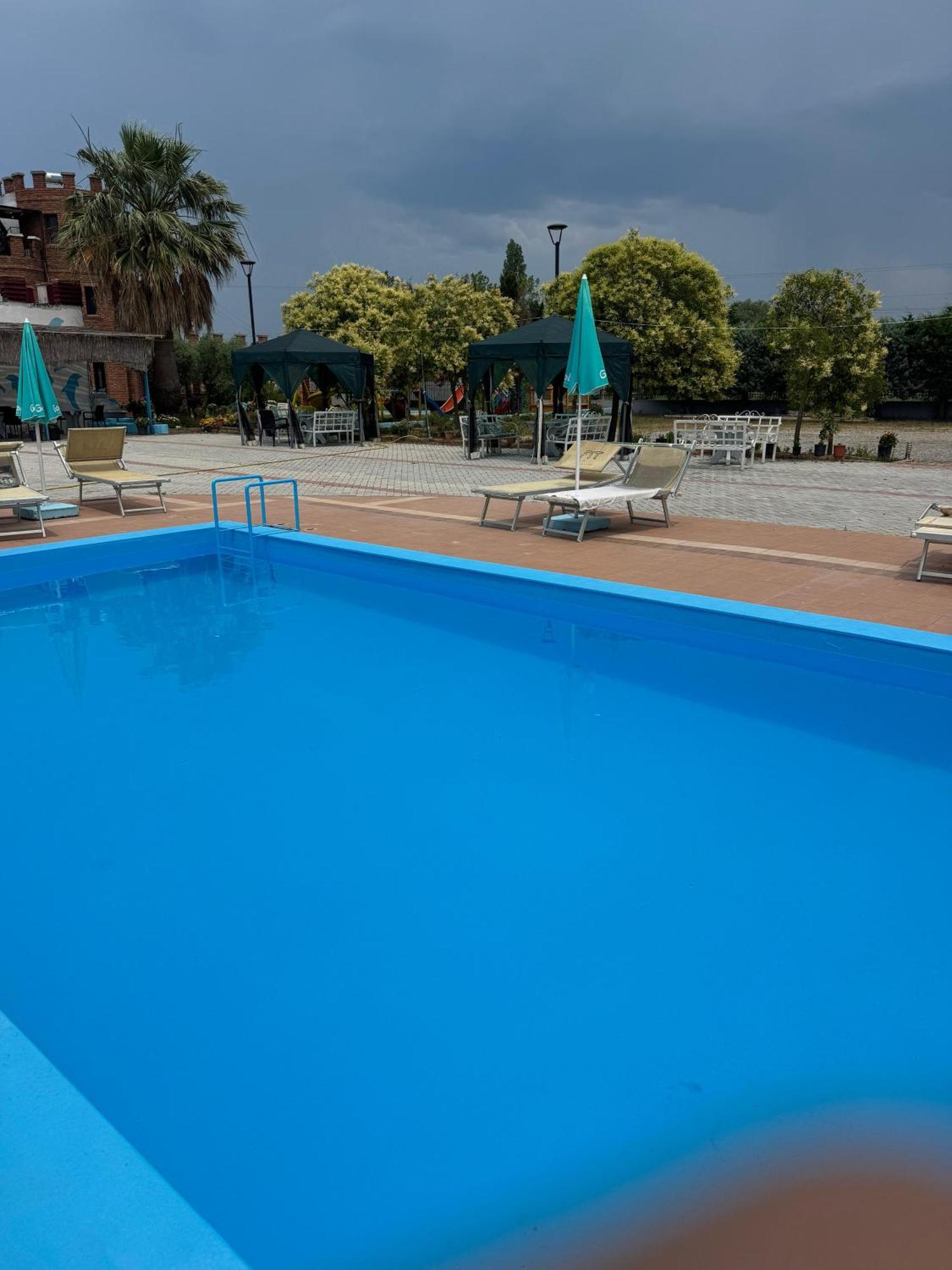 E Kuqe Hotel