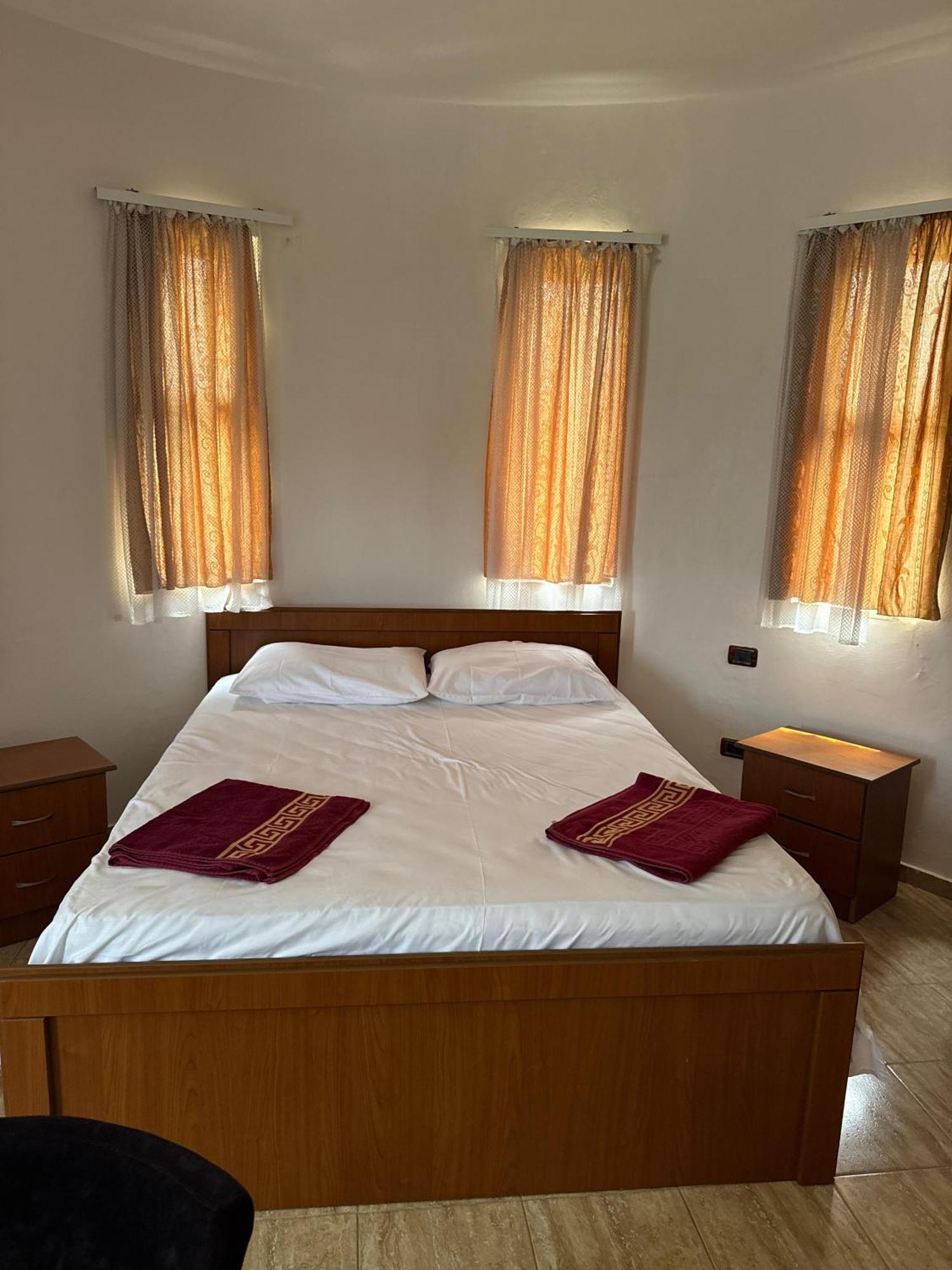 E Kuqe Hotel