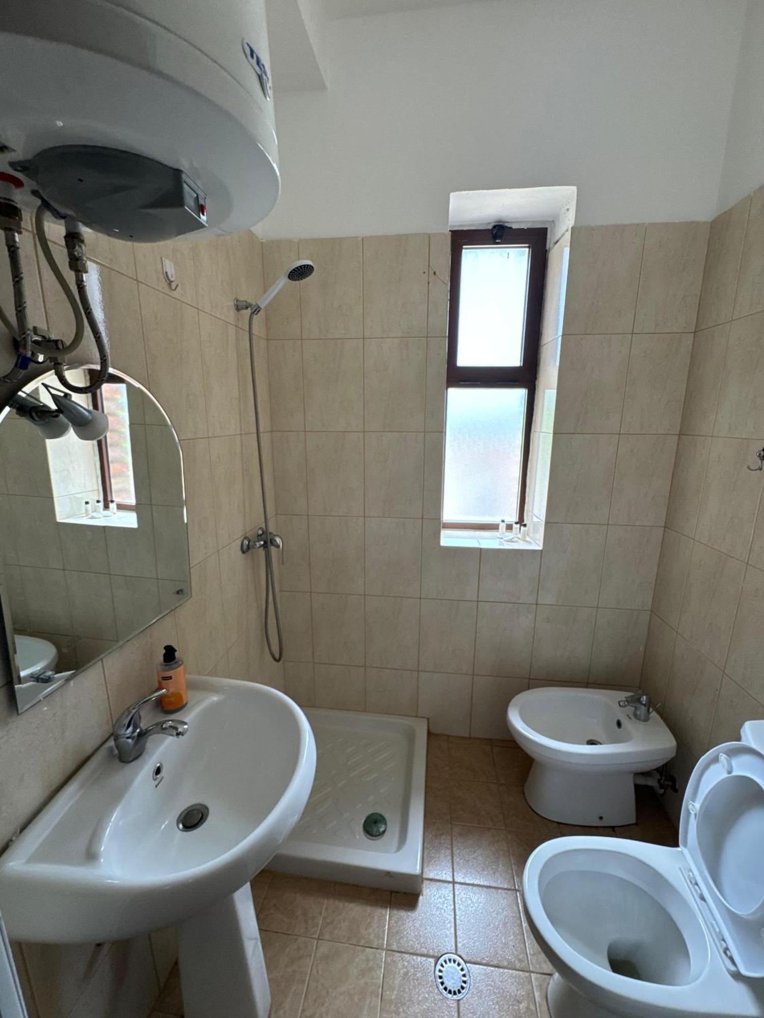 E Kuqe Hotel